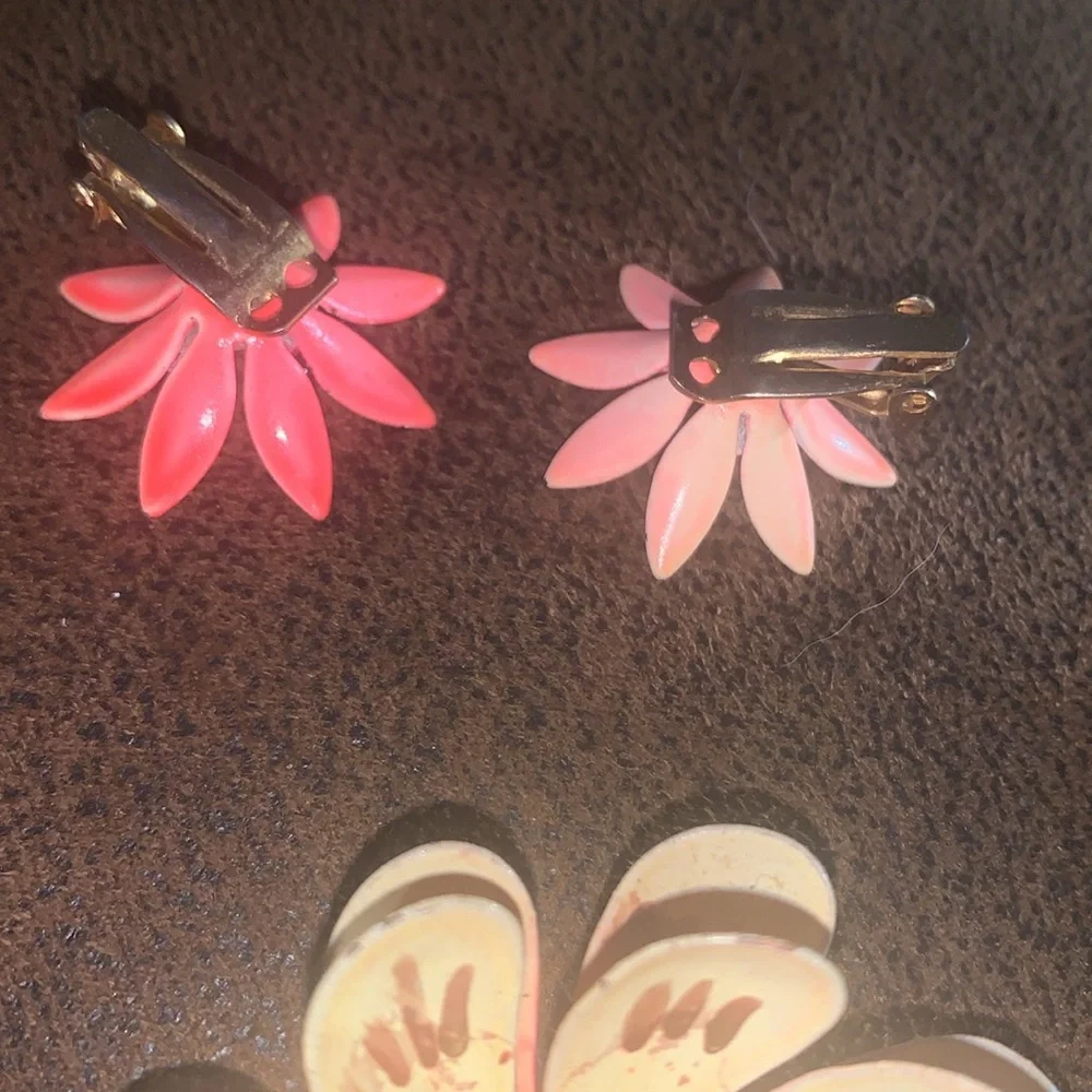 Vintage lapel pin and clip on earrings - Picture 2 of 3